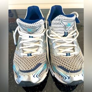 Mizuno Wave Creation 11 - Women’s Size 9.5